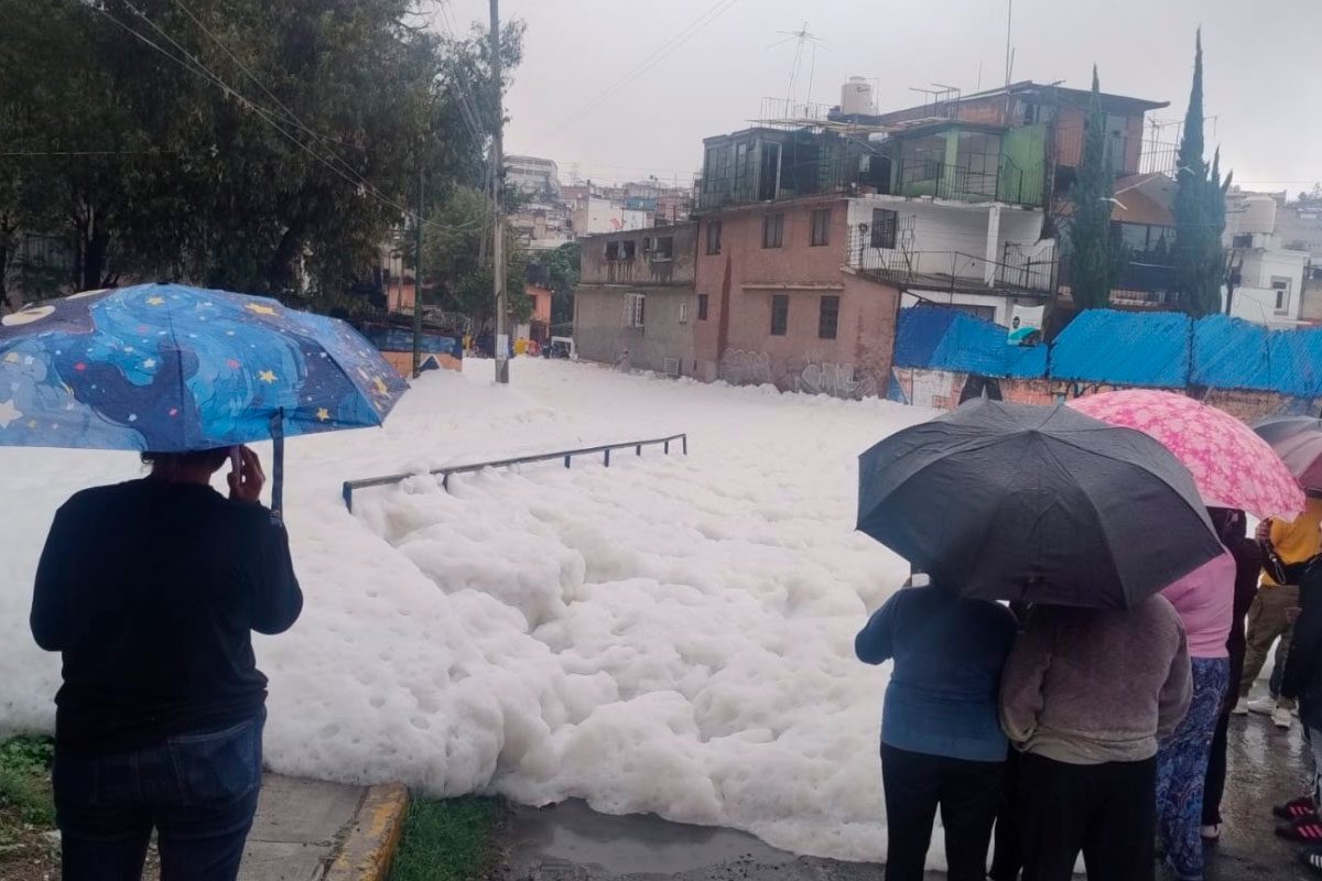 Espuma blanca tóxica en Naucalpan