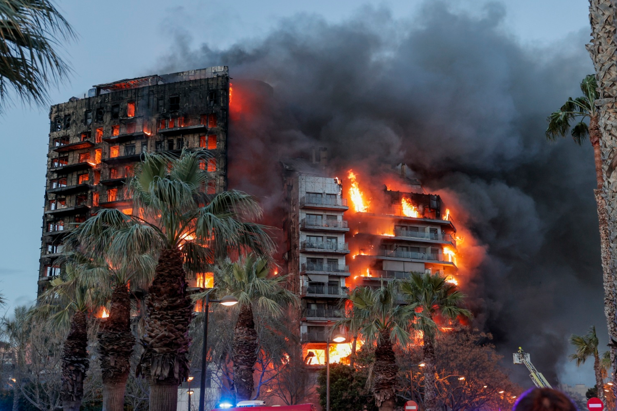 Incendio destruye edificio en Valencia España