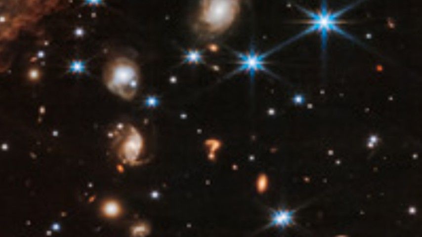 Imagen de James Webb de la NASA muestra un objeto con forma de signo de interrogación debajo de un par de estrellas conocidas como Herbig-Haro 46-47. | NASA, ESA, CSA