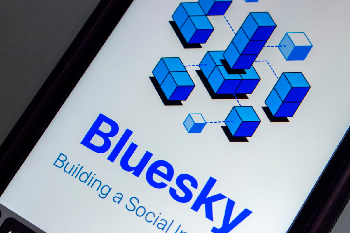 Bluesky, competidor de X (antes Twitter), anunció que su plataforma tiene más de dos millones de usuarios