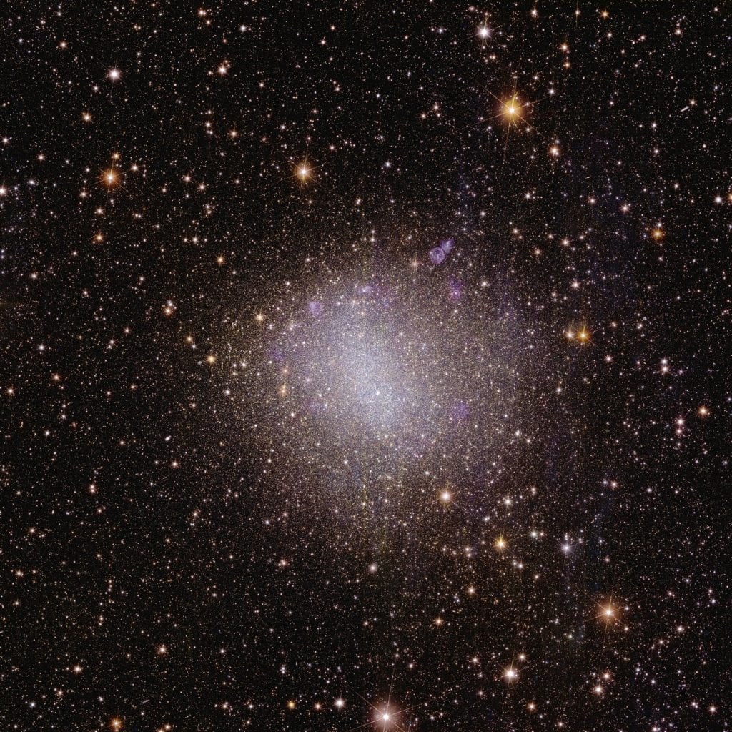 Spray de estrellas en la galaxia NGC 6822