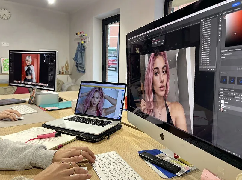 Diseñadores trabajando en las imágenes de Aitana en la agencia.
