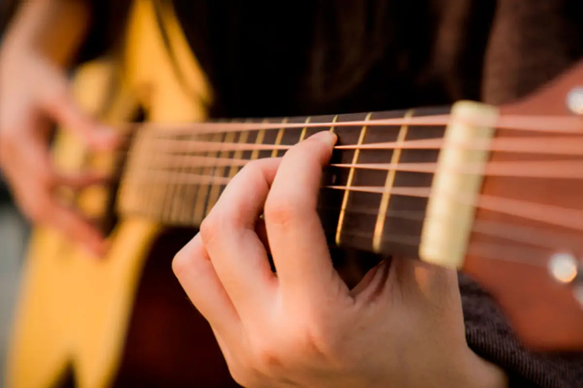 Qué Saber Antes de Comprar Tu Primera Guitarra