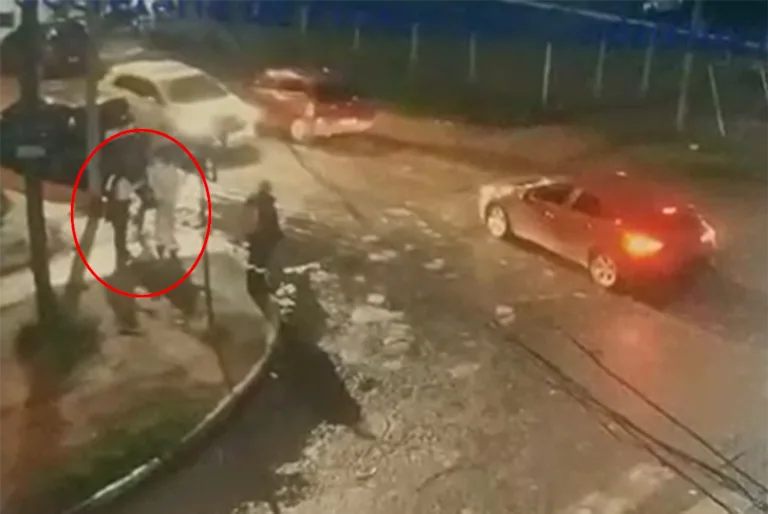 El momento en que las chicas se suben a una camioneta blanca en La Matanza