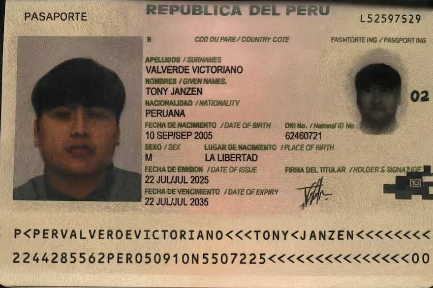 El pasaporte peruano de "Pequeño J"
