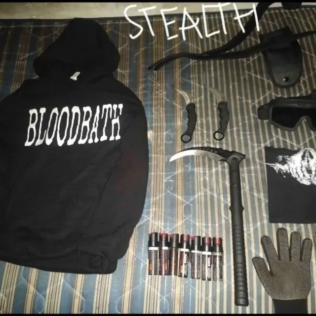 Sudadera y armas que presuntamente usó Lex Ashton en el CCH Sur. Foto: Facebook 