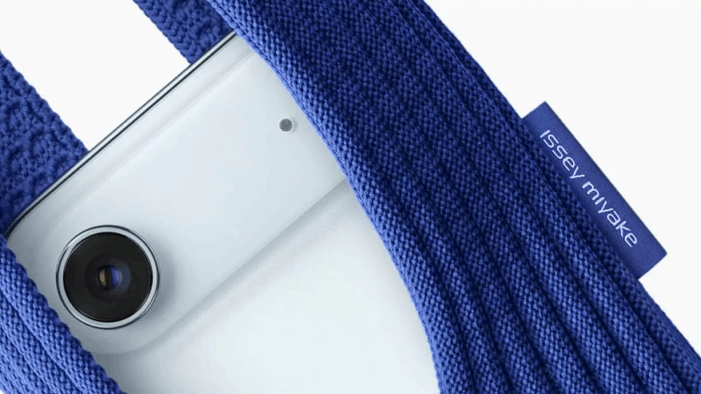 Apple Issey Miyake iPhone Pocket