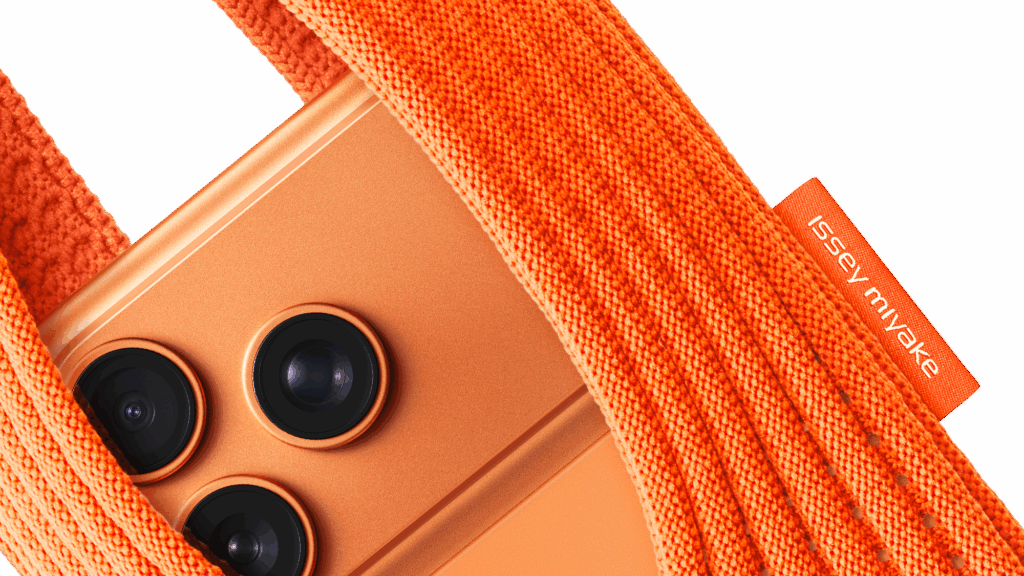 Apple Issey Miyake iPhone Pocket